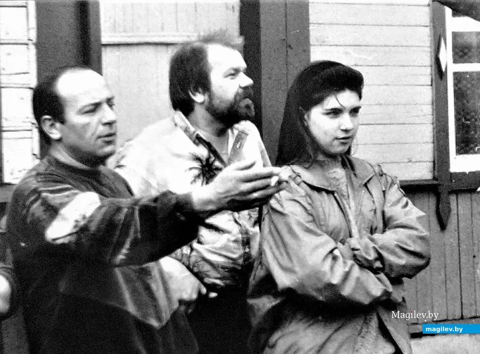 Коля Клеш (в центре) во дворе своего домика на Луполово. Могилев, 1994 г.