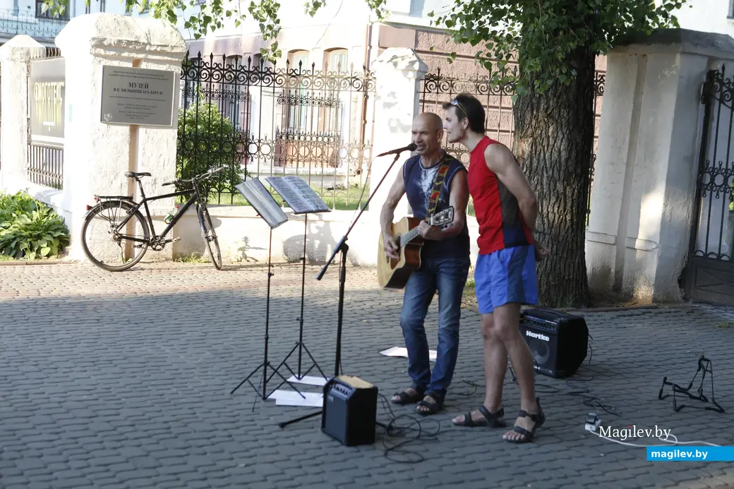 Отец и сын Коноплевы во время перфоманса «Не забывайте своих старых друзей!». За их спинами – дерево Алика Бедулина, которое спилят через год. Могилев, ул. Ленинская,