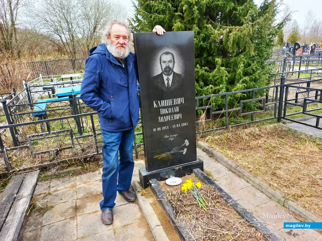 Володя Кутузов у могилы друга. Могилев, Лавсановское кладбище, 14.04.2023 г.