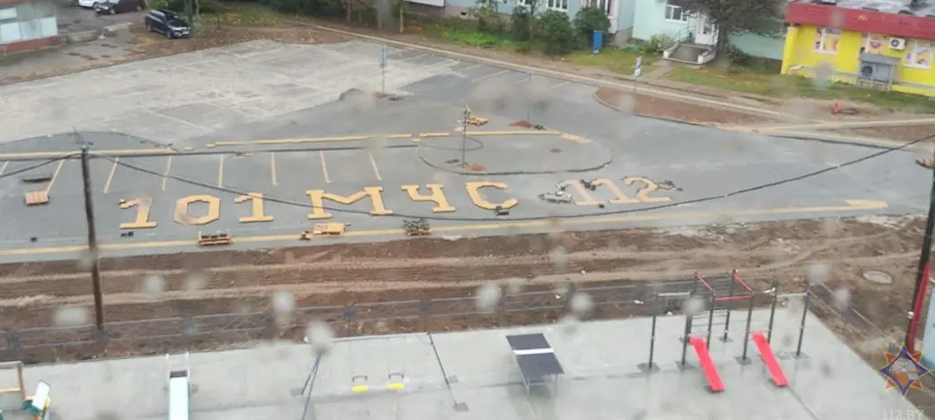 Октябрь 2023 г. Могилев, ул. 30 лет Победы. Здесь появилась плитка с указанием номеров вызова экстренных служб.