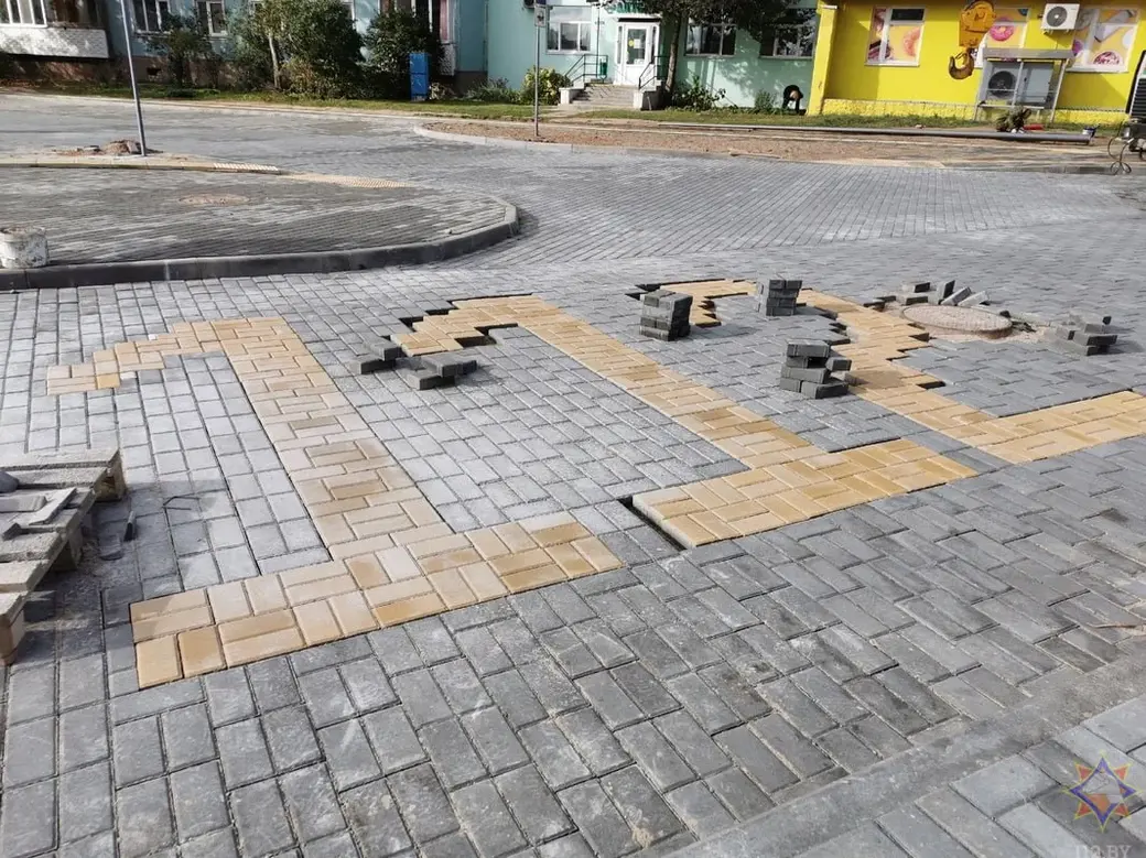 Октябрь 2023 г. Могилев, ул. 30 лет Победы. Здесь появилась плитка с указанием номеров вызова экстренных служб.