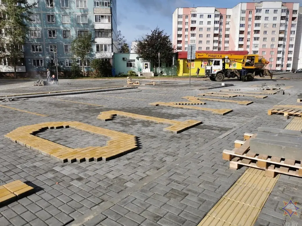 Октябрь 2023 г. Могилев, ул. 30 лет Победы. Здесь появилась плитка с указанием номеров вызова экстренных служб.