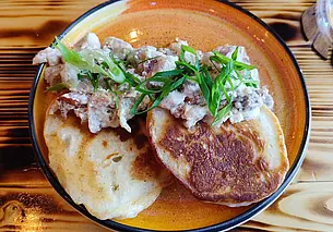 Бородатая Женя и геккон Миша. Пообедали за 9.50 в рестобаре «Амазонка»