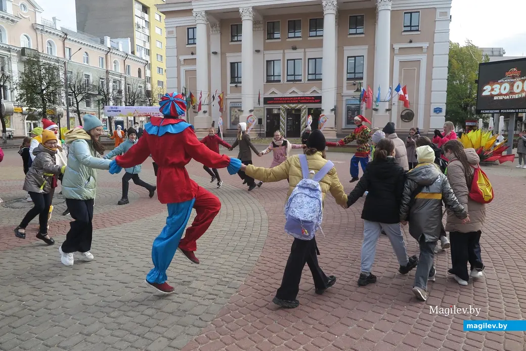 11 октября 2023 г. Могилев, площадка у кинотеатра «Родина». В областном центре стартовал мультфестиваль «Анимаевка».