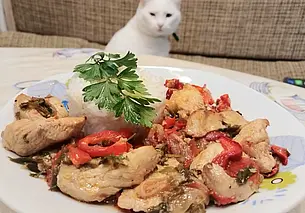 Готовим сами: соте из куриного филе с болгарским перцем, чесноком и зеленью