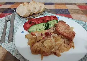 Готовим сами: антрекоты с яблоками и брусникой