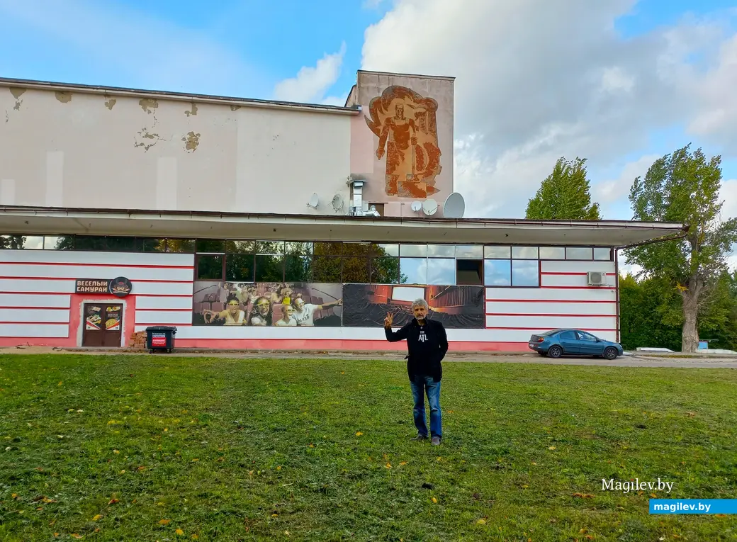 Примерно там же, на фоне «Октября». Могилев, октябрь, 2023 г.