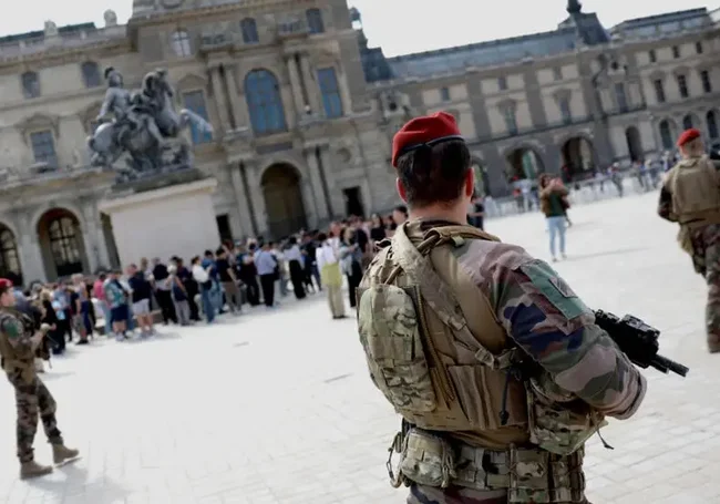 Во Франции объявлен режим «чрезвычайной антитеррористической готовности»