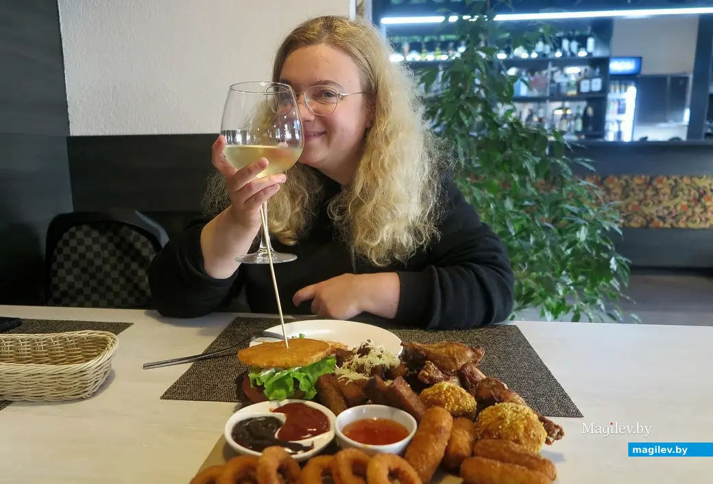 Октябрь 2023 г. Могилев, кафе «Станъ». Оксана, может, и хотела пивка, но из солидарности со мной пила вино.