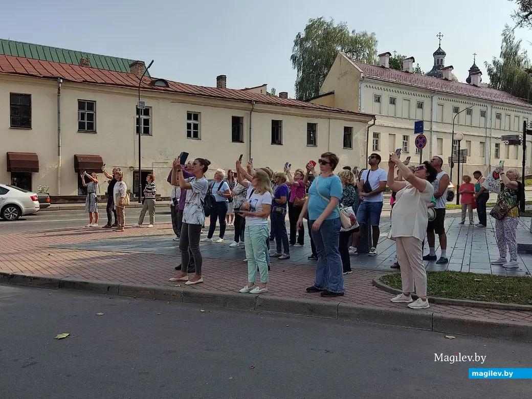 Каждый день у пожарной каланчи в полдень собирается множество туристов. Гродно, 13.09.2023 г