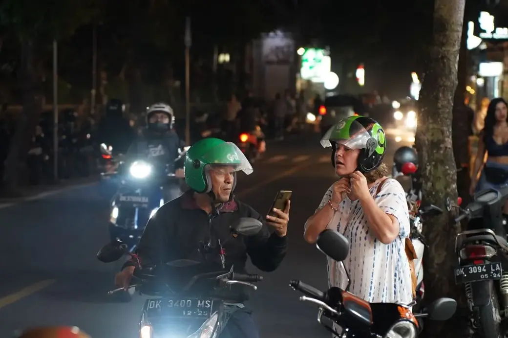 Местное такси на мопеде – гоуджек. Жизнь на о. Бали.