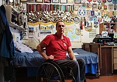 «Назло врагам, на радость людям». Как могилевчанин чудом выжил, сел в коляску и  продолжает жить