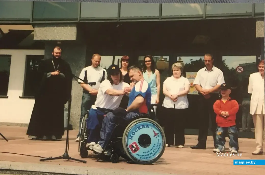 Олег Юрков вручает медаль спортсмену на «Золотом льве». Справа на фото – специальный гость из России, артист Шкет.