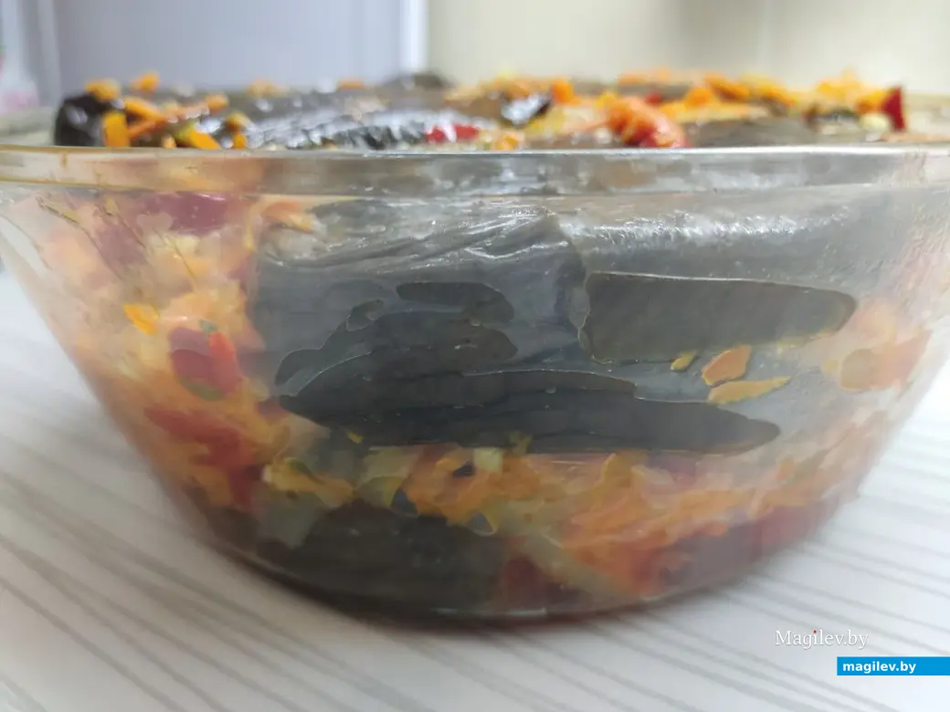 Уложить фаршированные баклажаны с стеклянную или эмалированную емкость в 2-4 слоя