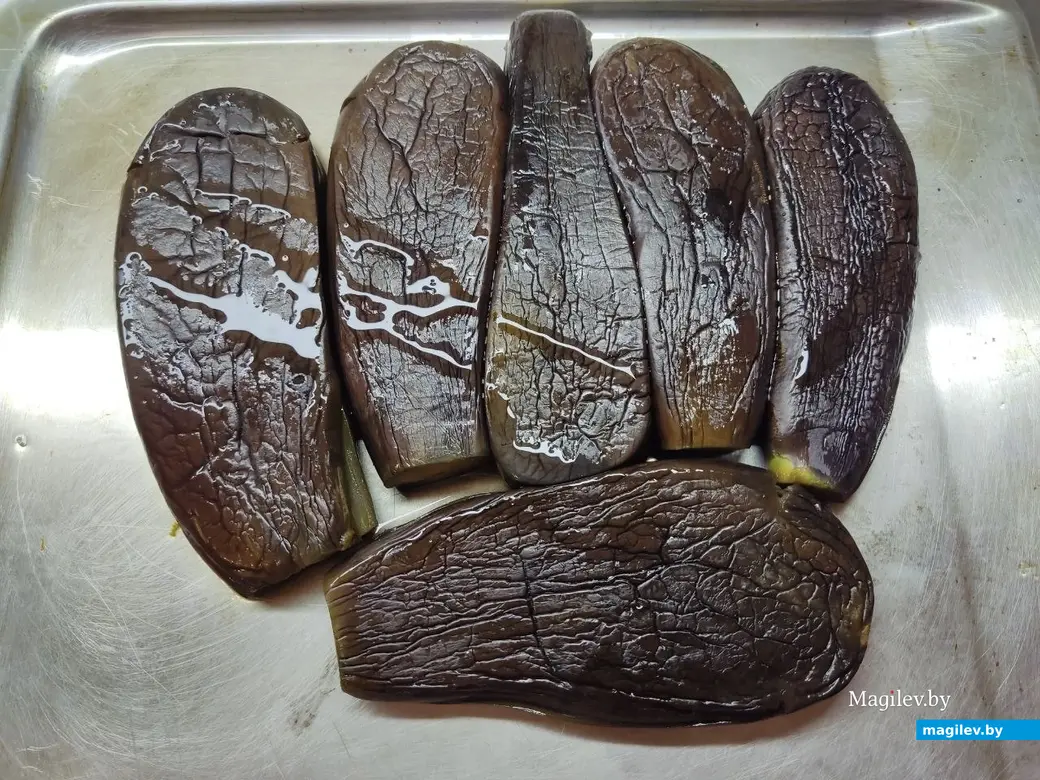 Баклажаны готовы, можно начинять их овощным фаршем