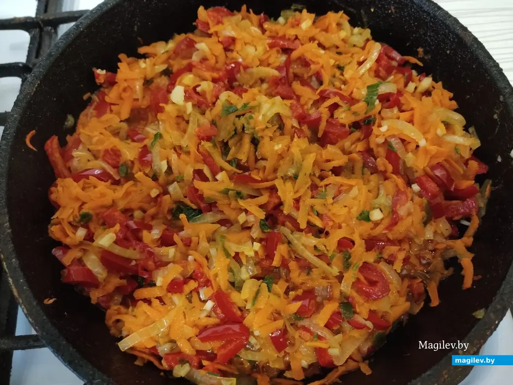 Лук, морковь и перец тушить до мягкости