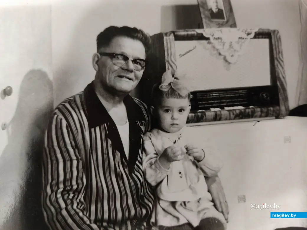 Мне нравилось, когда дедушка включал радиолу и ставил пластинки с русскими романсами