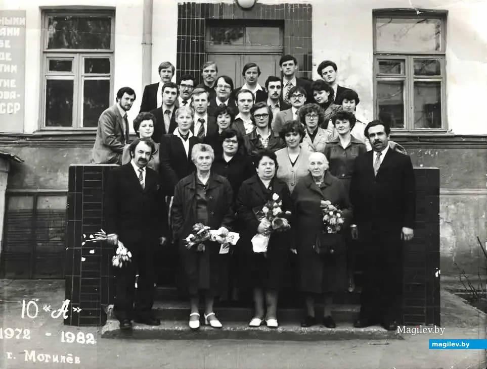 У стен сш №1 (слева в нижнем ряду – Михаил Шульман) . Могилев, 1982 г.