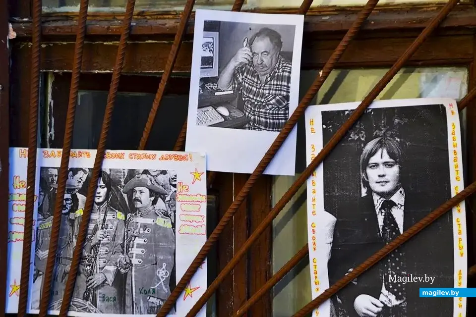 Фото Михаила Шульмана на встрече могилевчан во дворе Алика Кузькина в Пожарном переулке. Могилев, 17.10. 2023 г.