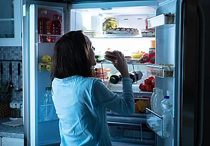 Почему ночью хочется колбасы? Отвечает диетолог