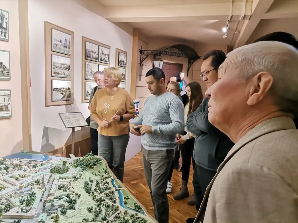 Участники, проходящего в Могилеве пленэра по живописи, знакомятся с Могилевщиной. Фото предоставлено Могилевским областным художественным музеем имени Павла Масленикова.