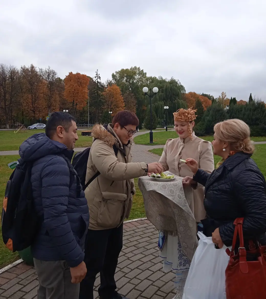 Участники, проходящего в Могилеве пленэра по живописи, знакомятся с Могилевщиной. Фото предоставлено Могилевским областным художественным музеем имени Павла Масленикова.