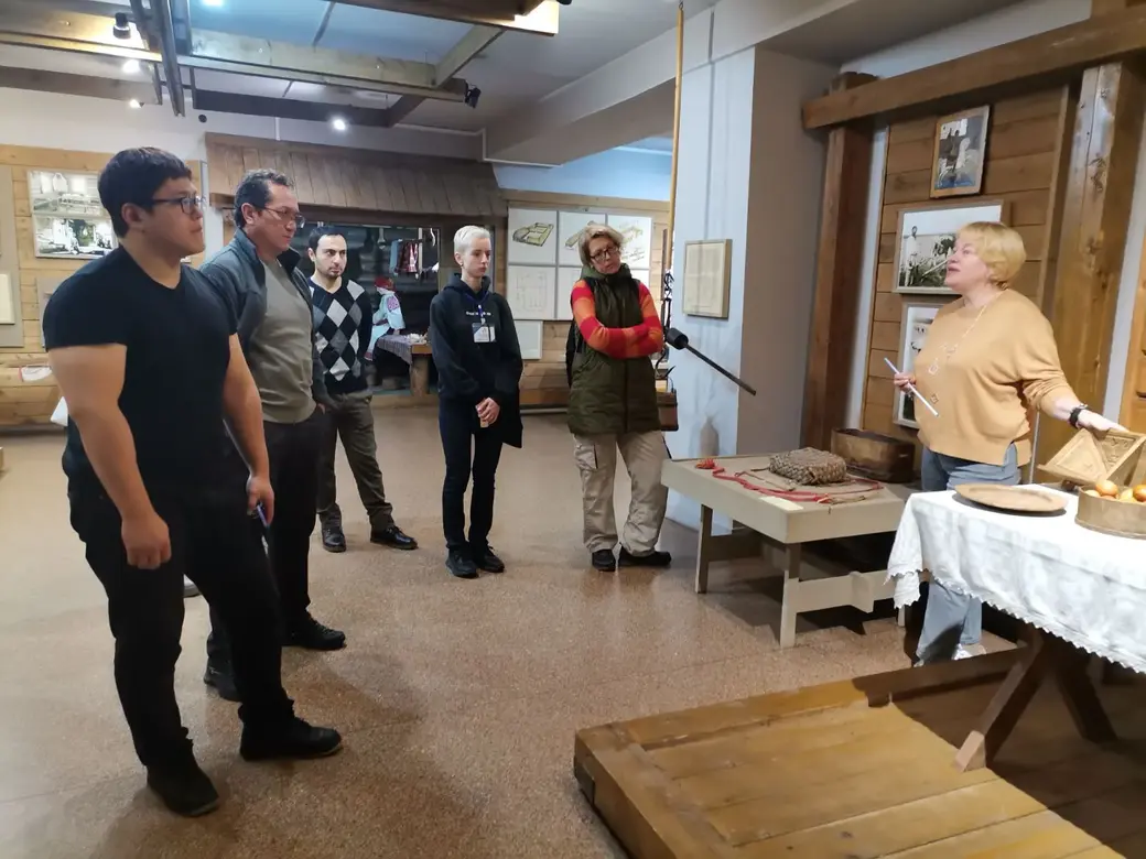 Участники, проходящего в Могилеве пленэра по живописи, знакомятся с Могилевщиной. Фото предоставлено Могилевским областным художественным музеем имени Павла Масленикова.