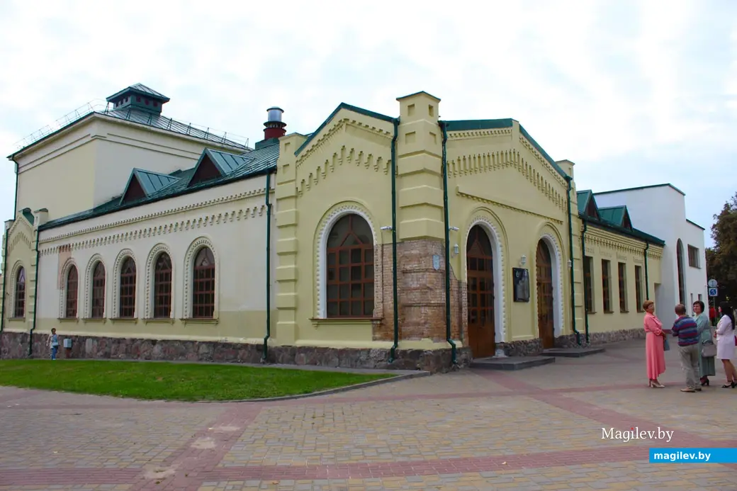 Путешествие одного дня: в Жировичский православный монастырь. Город Слоним. Здание театра. 2023 год.
