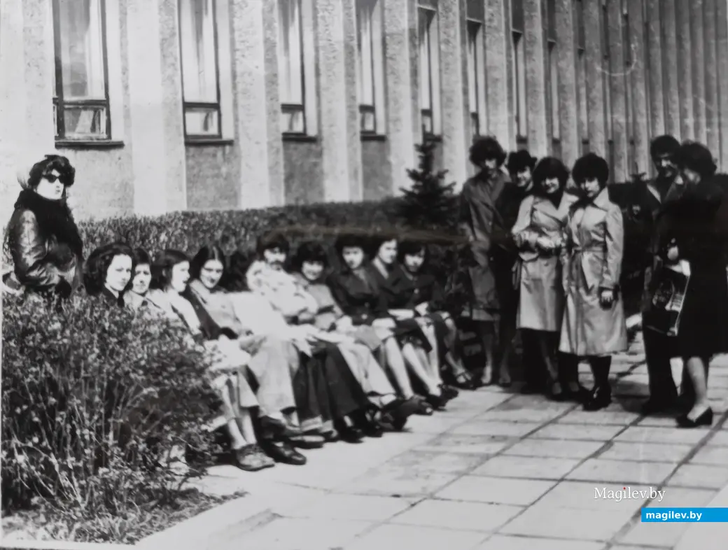 Фрагмент альбомной страницы. Могилевский государственный педагогический институт, педагогический факультет, будущие учителя начальных классов. Могилев, 1978 г.