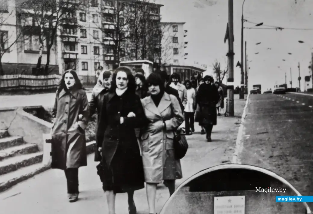 Фрагмент альбомной страницы. Могилевский государственный педагогический институт, педагогический факультет, будущие учителя начальных классов. Могилев, 1978 г.