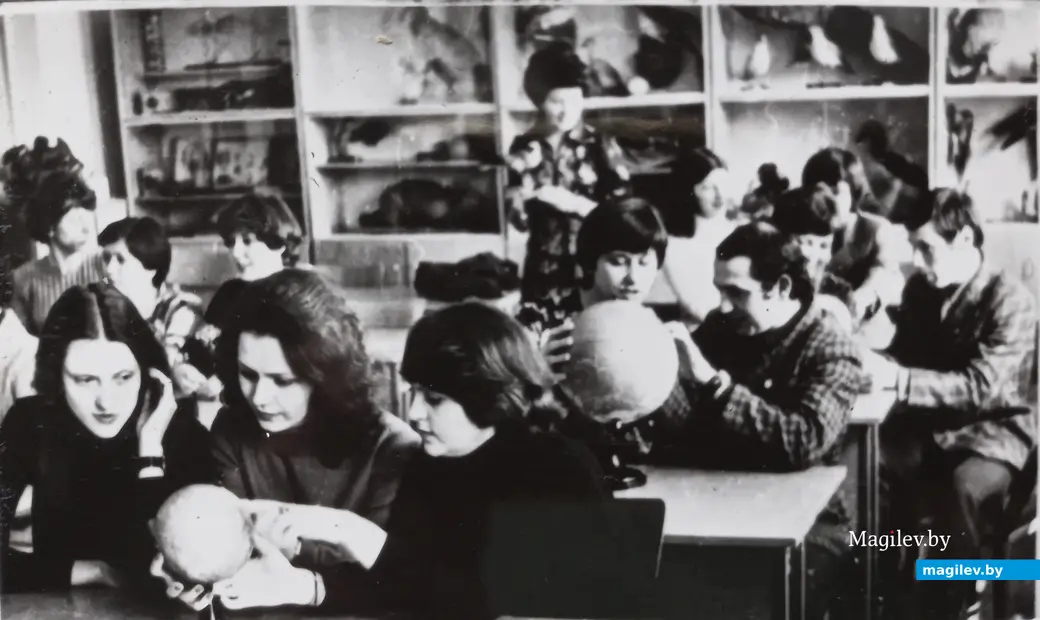 Фрагмент альбомной страницы. Могилевский государственный педагогический институт, педагогический факультет, будущие учителя начальных классов. Могилев, 1978 г.