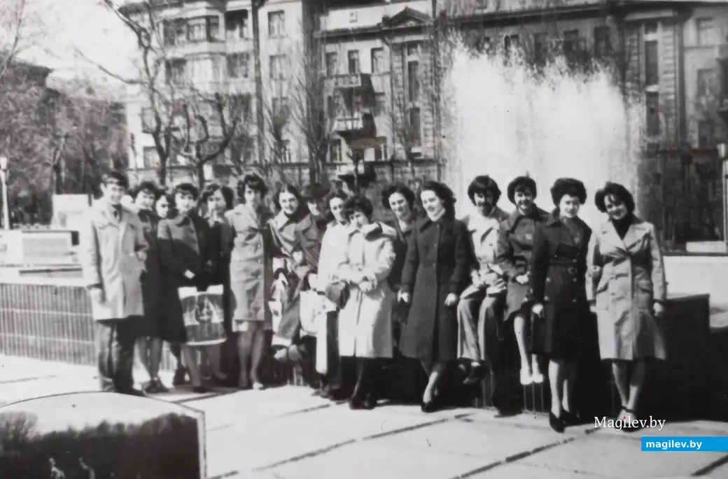 1970-е годы, Могилев. Студенты педагогического факультета на прогулке.