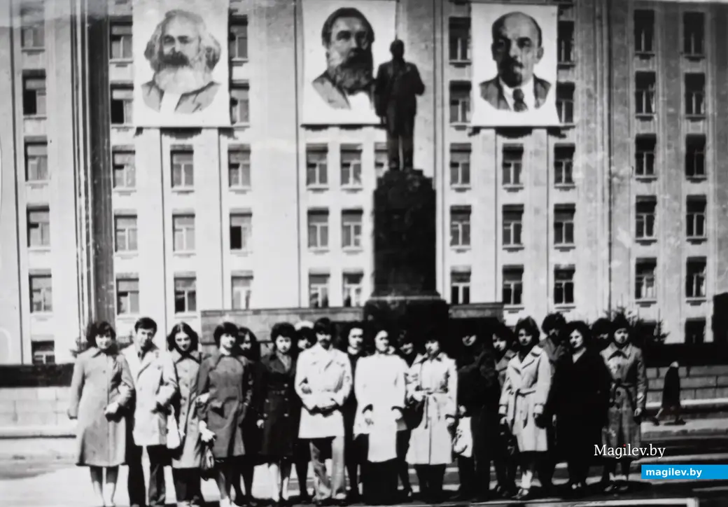 Фрагмент альбомной страницы. Могилевский государственный педагогический институт, педагогический факультет, будущие учителя начальных классов. Могилев, 1978 г.