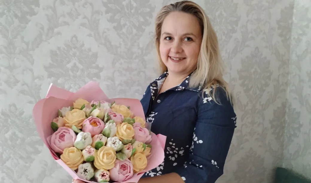 Екатерина Коваленко из Кировска делает зефирные цветы.