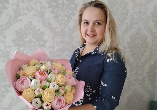 «В месяц выходит рублей 800». Как банковский работник из Кировска делает зефирные букеты