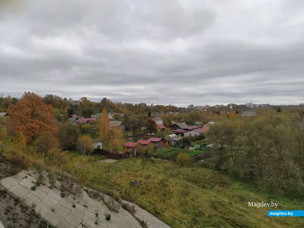 Ремонт путепровода по улице Заводской в Могилеве. Частный сектор вдоль реки Днепр. Октябрь. 2023 год