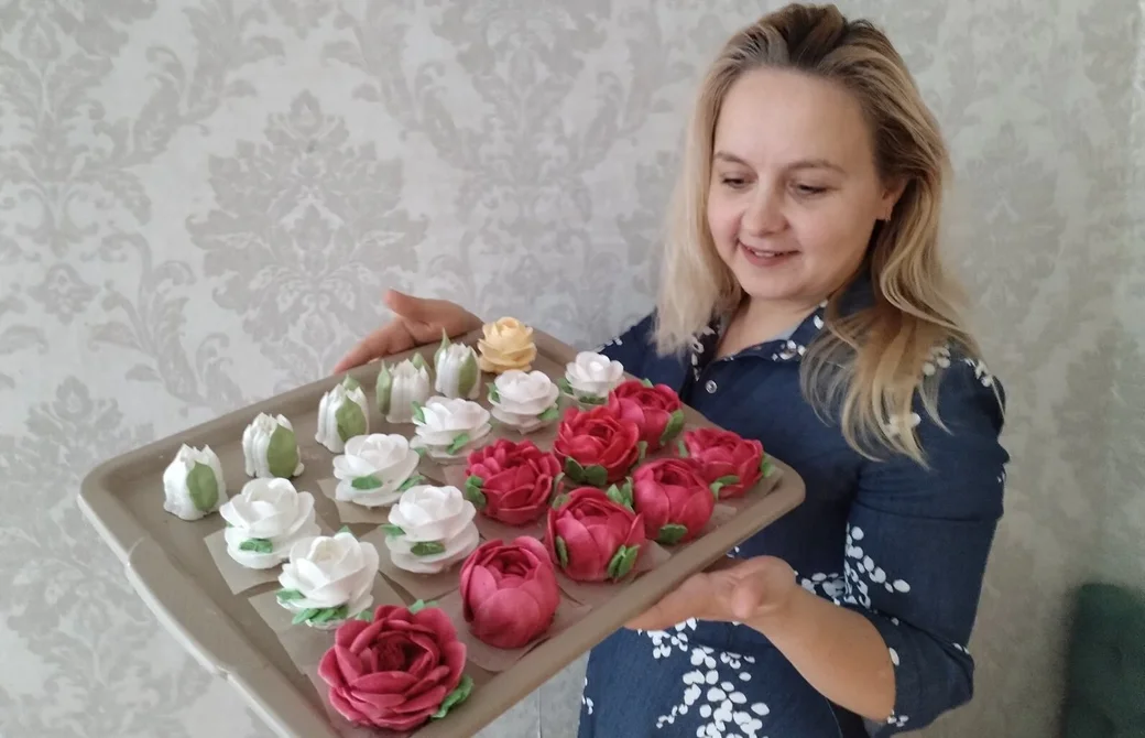 Екатерина Коваленко из Кировска делает зефирные цветы.