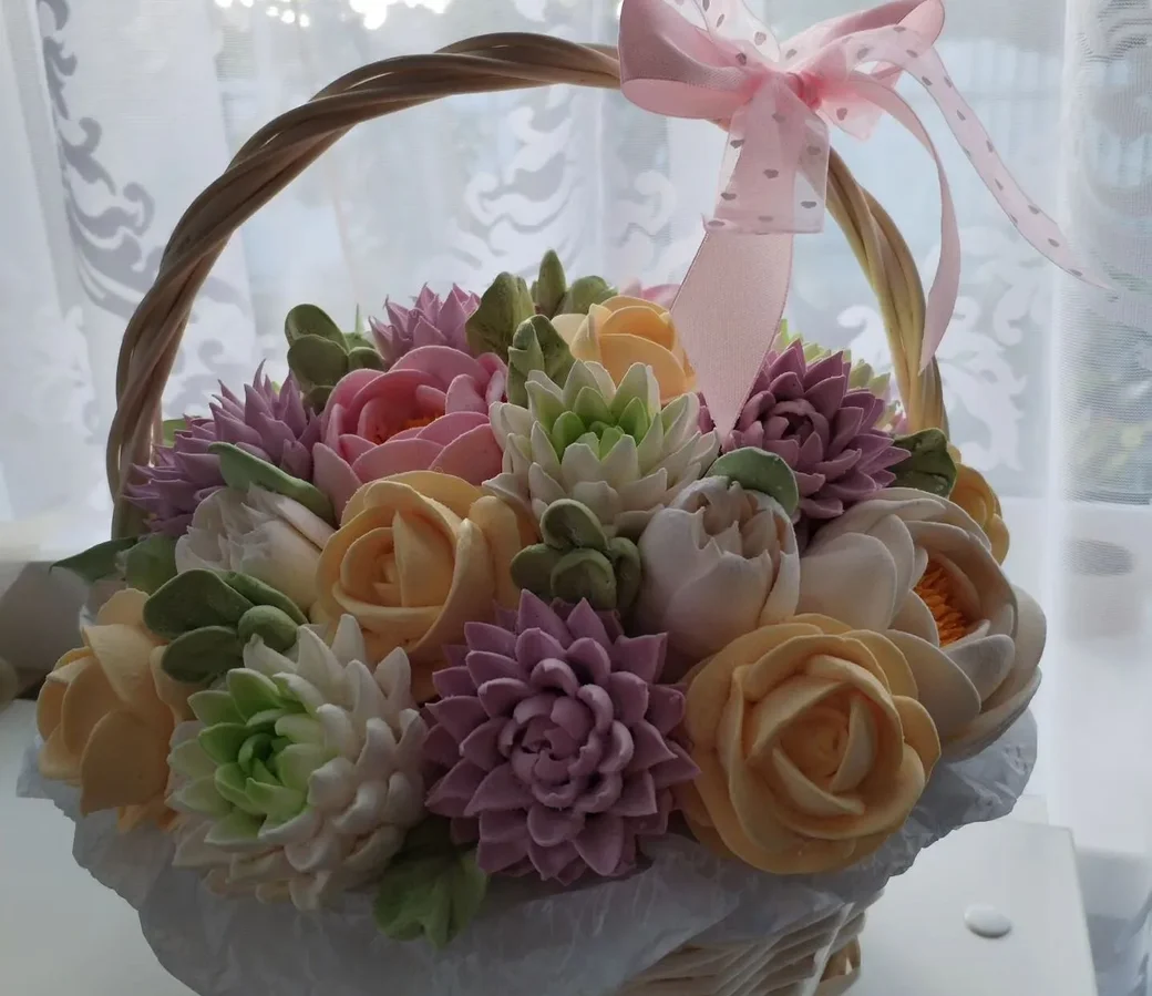 Екатерина Коваленко из Кировска делает зефирные цветы.