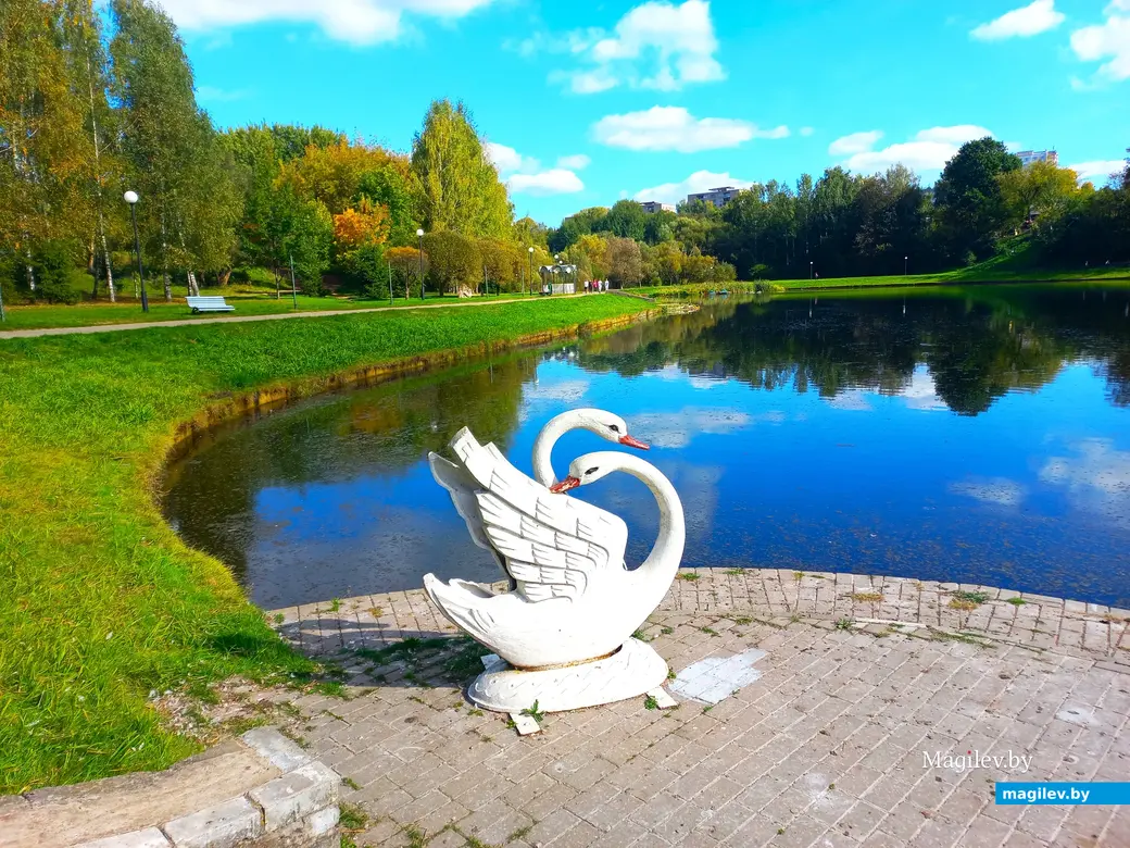 Скульптурная композиция на берегу Дубровенки, появившаяся в 2014 году.