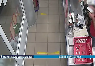 Делал отмену чека, а денежки клал в свой карман