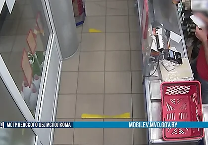 Делал отмену чека, а денежки клал в свой карман