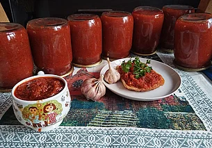 Готовим сами: «Мамина аджика» с рапсовым маслом и чесноком в банках