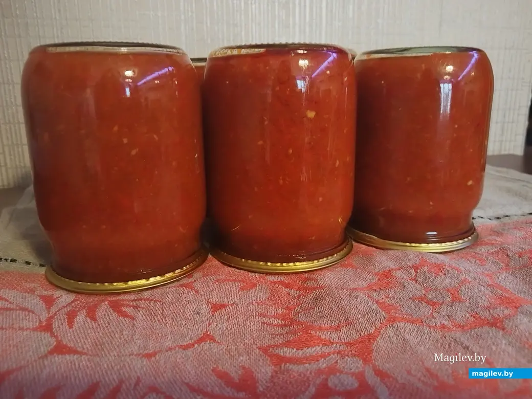 «Мамина аджика» с чесноком в банках. Из этого количества овощей у меня получилось 8 поллитровых банок готовой аджики.