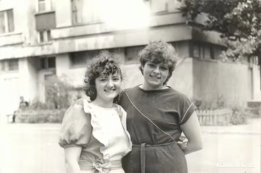 Елена Кошель (слева) с подругой Татьяной. 1985.