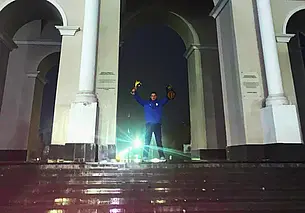 Могилевчанин вошел в родной город через Триумфальную арку