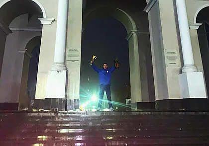 Могилевчанин вошел в родной город через Триумфальную арку