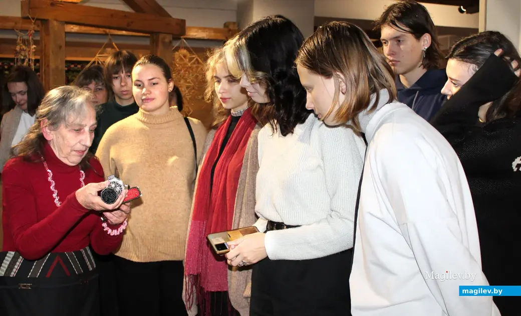 Презентация пособия по бисероплетению и выставка работ могилевчанки Эльзы Гаврюшенко. Музей этнографии Могилева. Октябрь 2023 года.