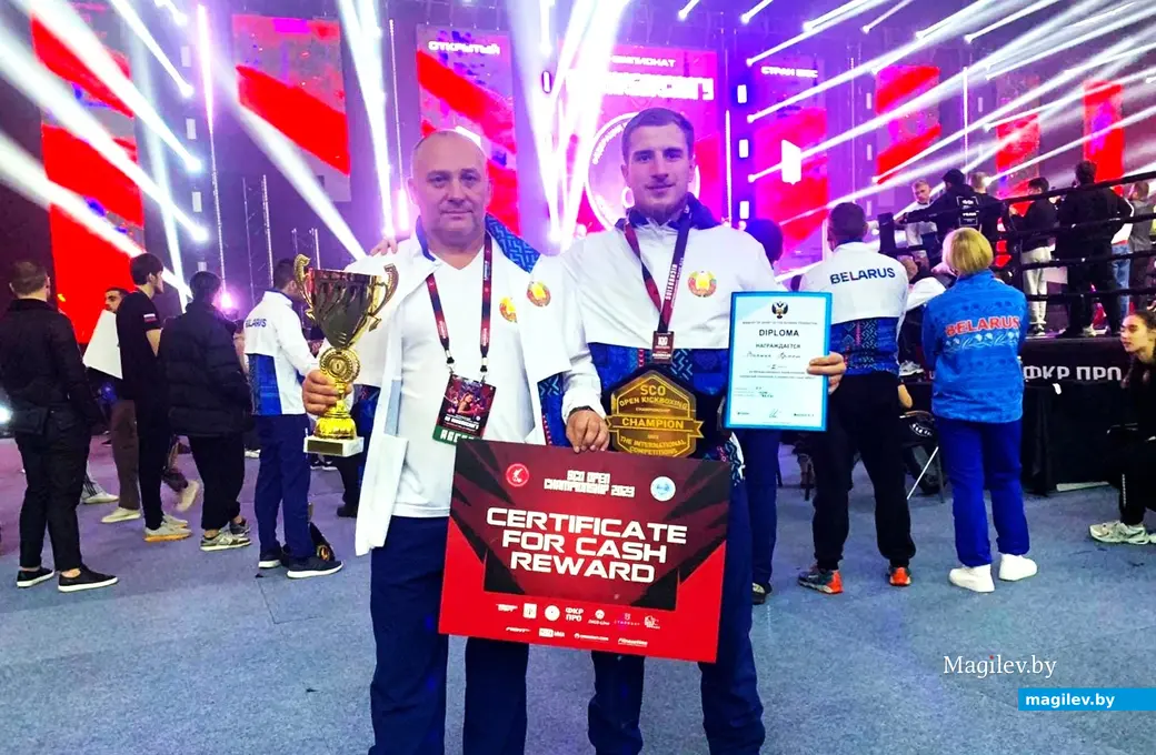 Артем Винник со своим тренером Дмитрием Мельниковы после победы на Открытом чемпионате стран ШОС.