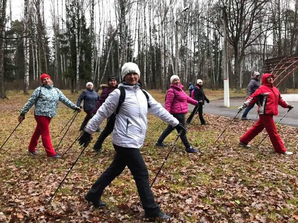 Скандинавская ходьба. Тренировка в Печерском лесопарке (Могилев). Инструктор Светлана Шевцова с группой единомышленников.