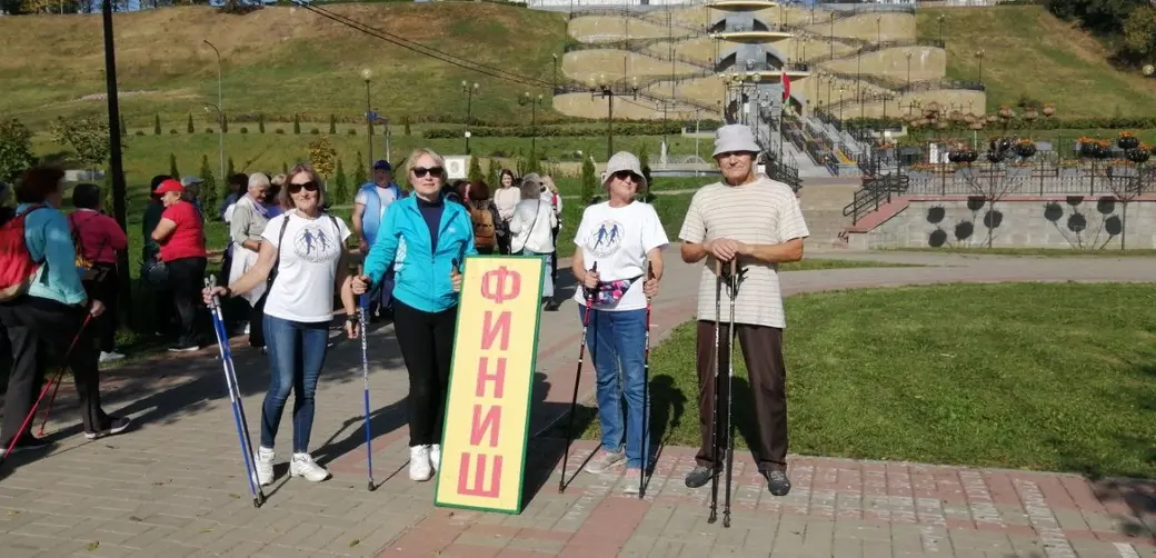 Слева направо в клубных майках Елена Кошелева и Лариса Ясюкович. Участие в Республиканском фестивале по скандинавской ходьбе. Могилев 2023 год.